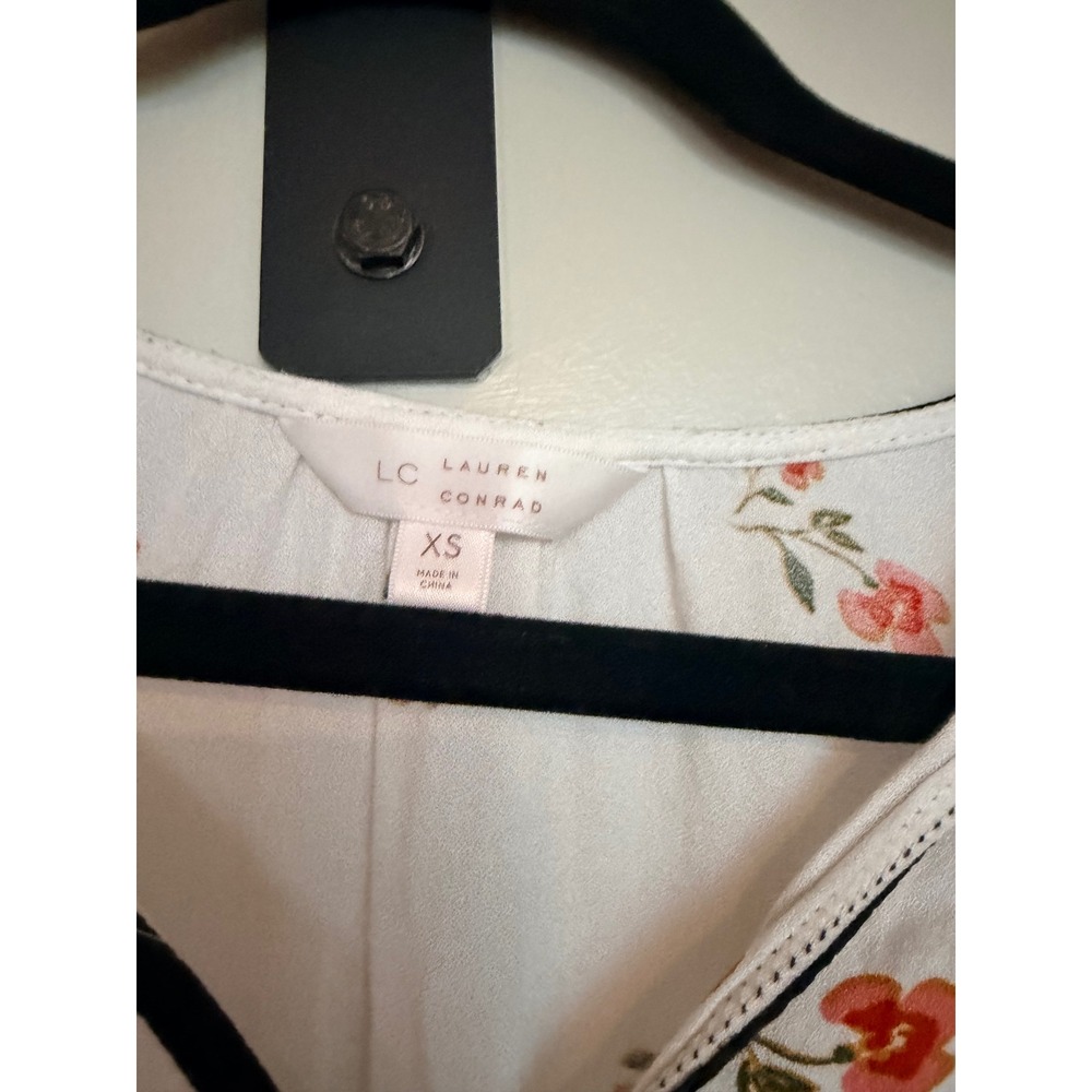 LC Lauren Conrad Floral Bell Sleeve Boho Blouse White XS Tie Front Tassel Top - Picture 4 of 4